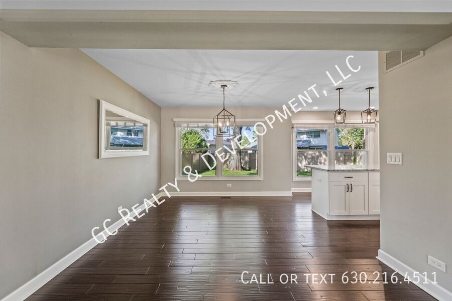 6 S 110 CARLYLE CT