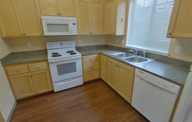 3 beds, 2.5 baths, $2,400, Unit 7