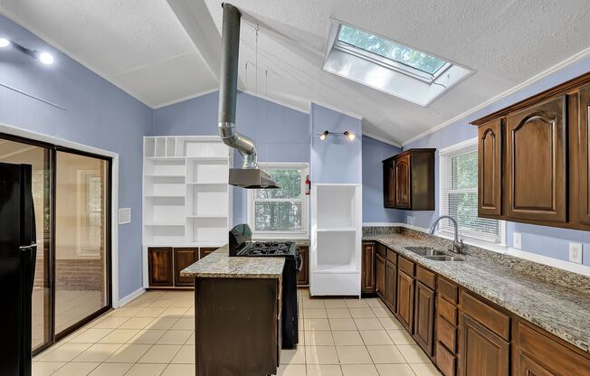 Beautiful, Newly Renovated 5 Bed 2 Bath single family home! ready for you now!