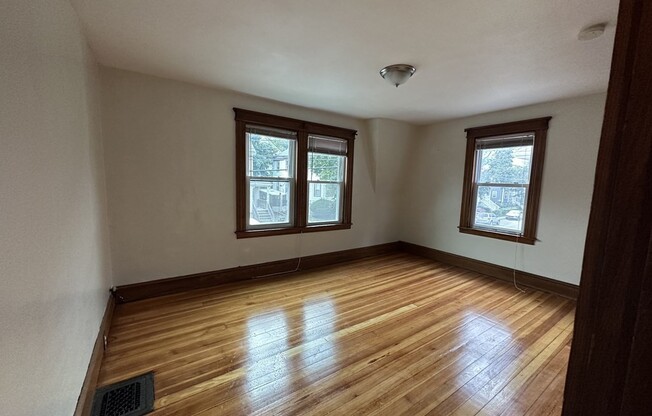 3 beds, 1 bath, $2,500, Unit 128