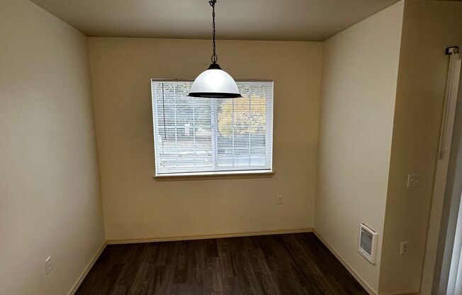 2 beds, 1 bath, 870 sqft, $1,295, Unit 4997-202