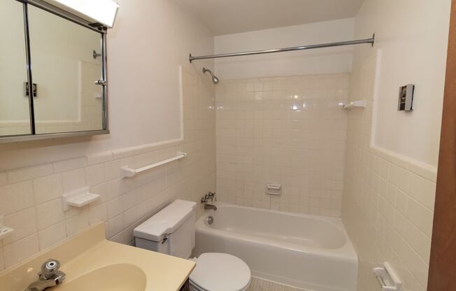 1 bed, 1 bath, 800 sqft, $1,025, Unit E06