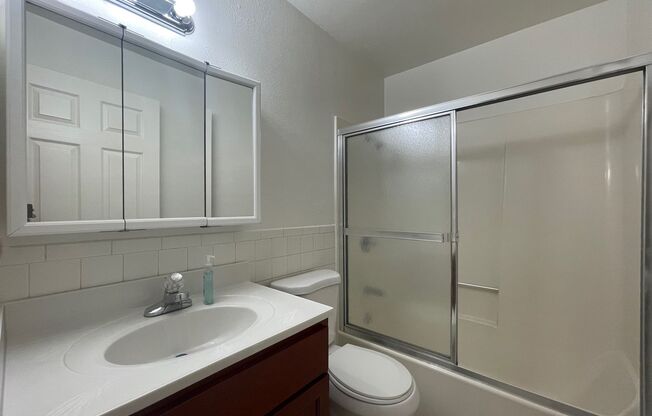 Corner unit - Nice and clean 4 beds 2 baths located in conveniently Laurel District.