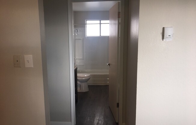 NW Reno 2 Bedroom Apartment - Newly Remodeled- 1 Pet Friendly