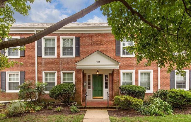 Stunning And Spacious 2-Level, 1 Bedroom, Den/Loft, 1 Bathroom Condo In Desirable Fairlington Villages