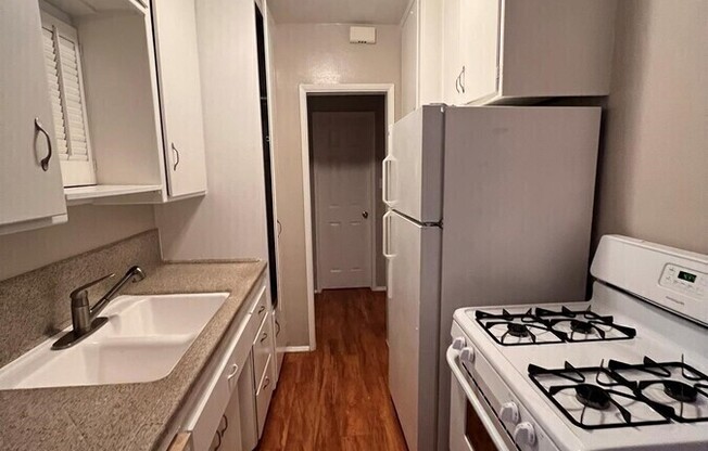 335 S LOS ROBLES AVE