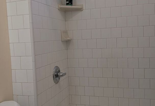 3 beds, 1 bath, $3,950, Unit 4090 W 135th St