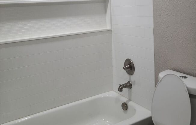 2 beds, 1 bath, $1,100, Unit Unit 6