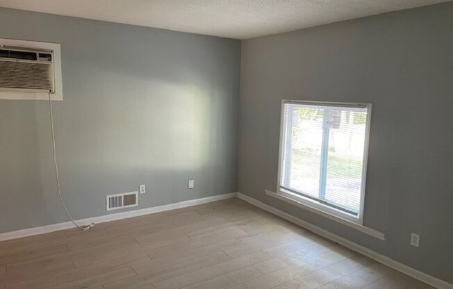 3 beds, 1 bath, $1,195, Unit Unit-1