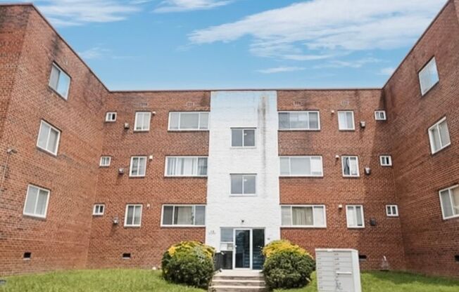 Lovely 2 BR/1 BA Top-Floor Condo in Congress Heights!