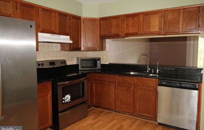 Welcome to this move-in-ready townhouse in the Brandermill community.