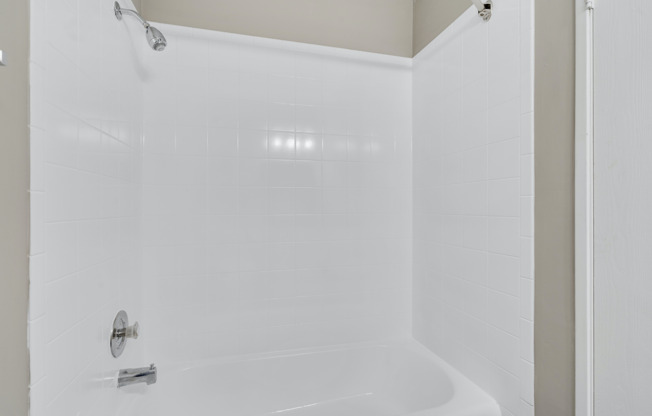 Shower & Bathtub | Apartments For Rent in Mount Prospect Illinois | The Element
