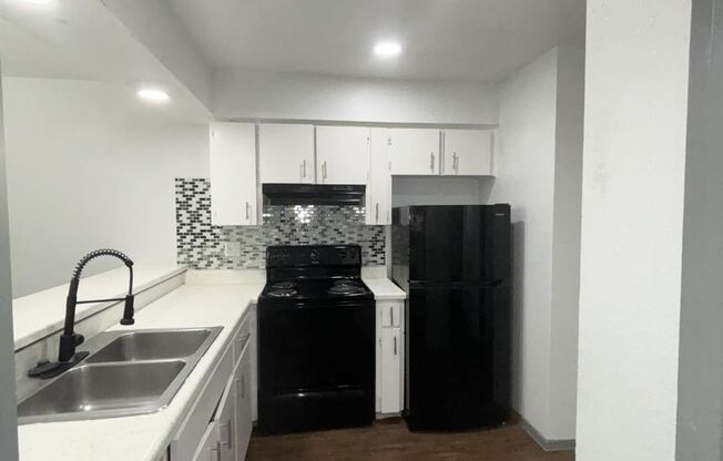 2 beds, 1 bath, 800 sqft, $976, Unit 12