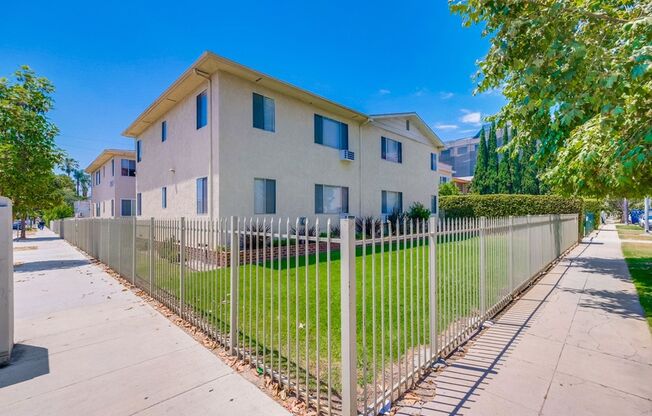 Classic Courtyard Building on Venice Blvd – Secure, Convenient, Pet-Friendly