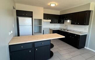 2 beds, 1 bath, $1,300, Unit 3