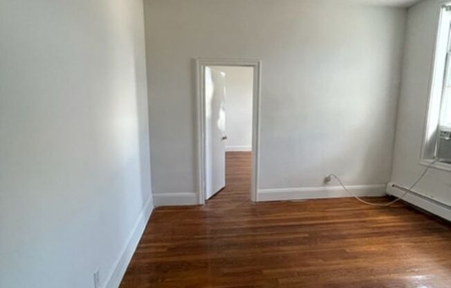 1 bed, 1 bath, $1,800, Unit Apt 4 - 24 Bay Ave