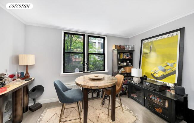 250 W 15 ST
