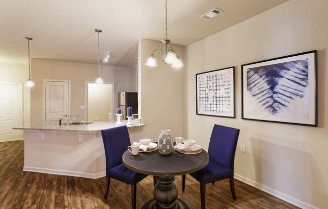 Glenbrook Apartments - Interior - Dining area