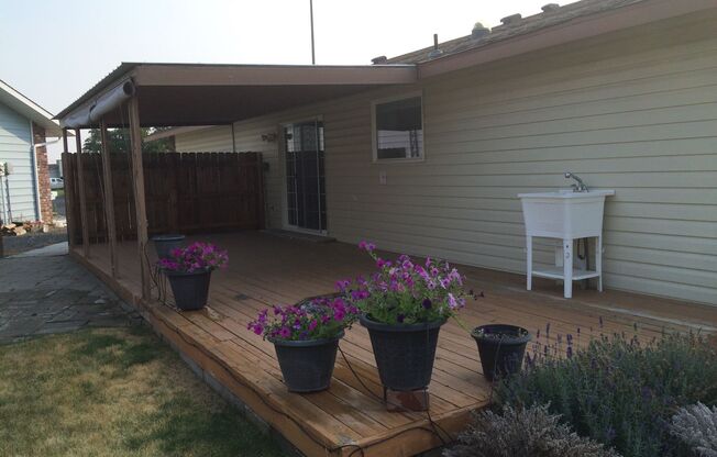 Single Family Home in Ephrata on Candy Cane Lane!!