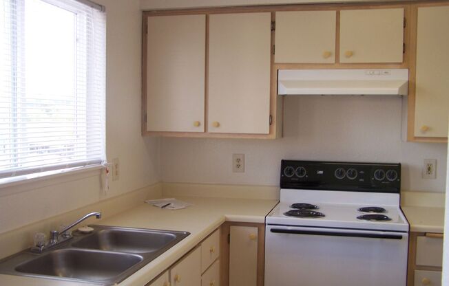 Large 2 Bedroom Apt Living, Located in the Center of Vancouver, WA!