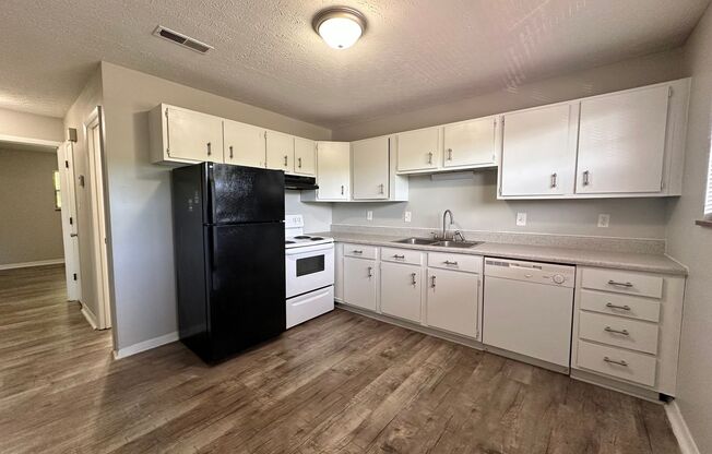 2 beds, 1 bath, 850 sqft, $1,195, Unit Sylvia-13