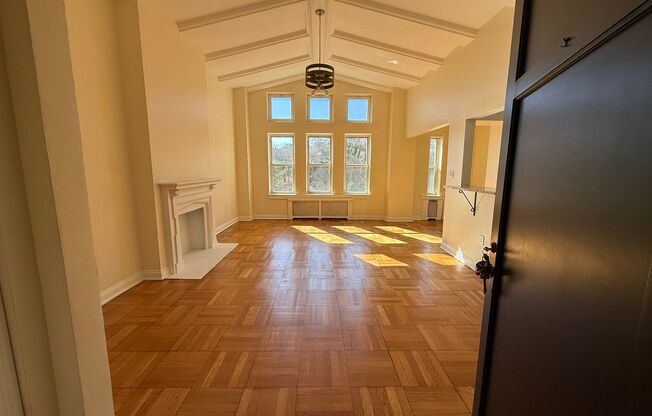 1 bed, 1 bath, 803 sqft, $2,450, Unit Royal York 1106