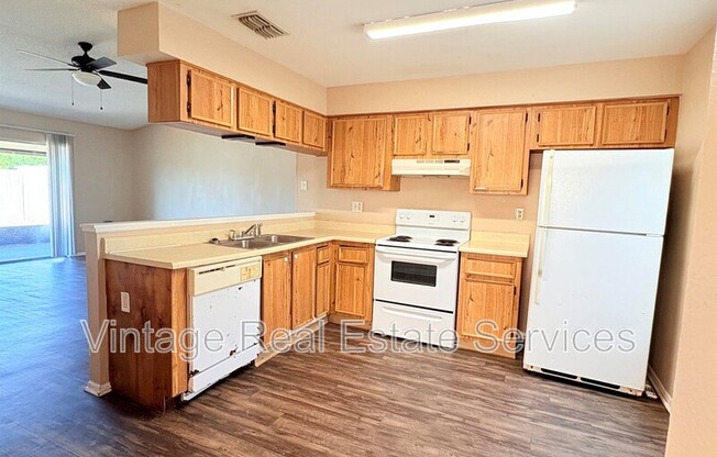 902 E PINE RDG CIR