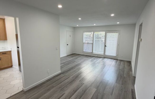 10-14 Poinsettia Ave.