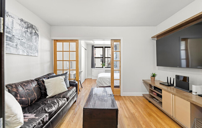229 E 28 ST