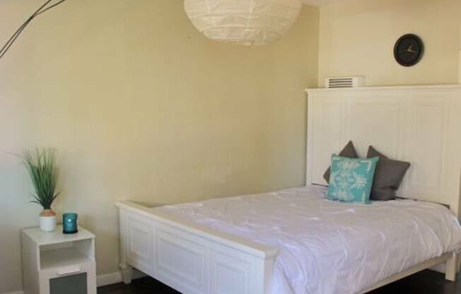 Studio, 1 bath, 325 sqft, $1,600, Unit 2233-01