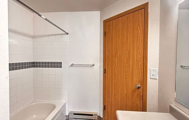 1 bed, 1 bath, 660 sqft, $1,250, Unit H - 074