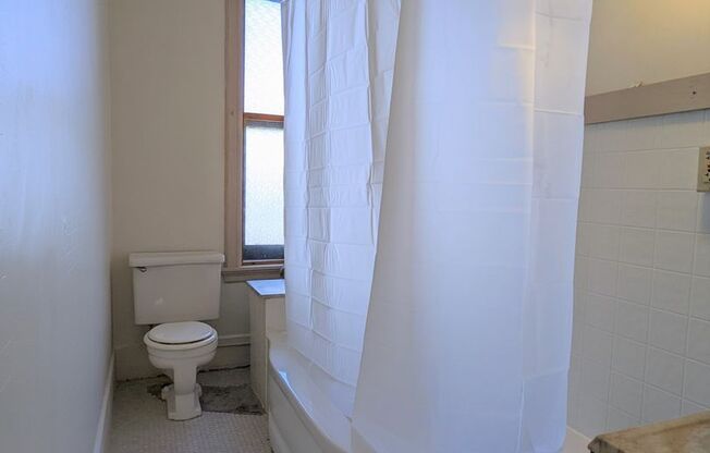 2 beds, 1 bath, $950, Unit 11-C