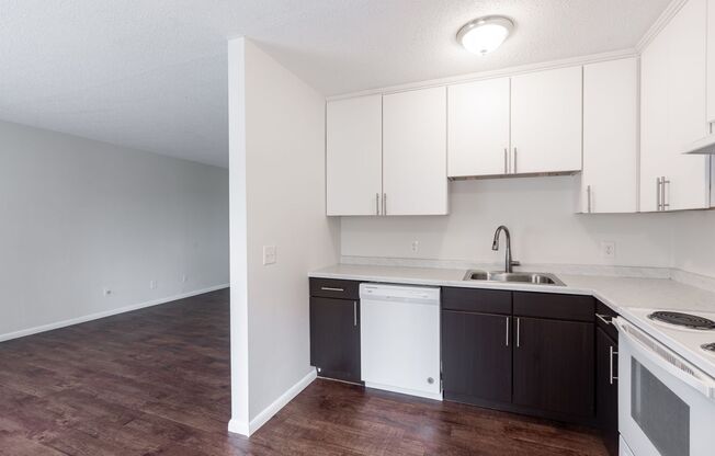 2 beds, 1 bath, 900 sqft, $1,350, Unit 402