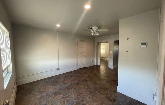 2 beds, 1 bath, $1,050, Unit Unit 4