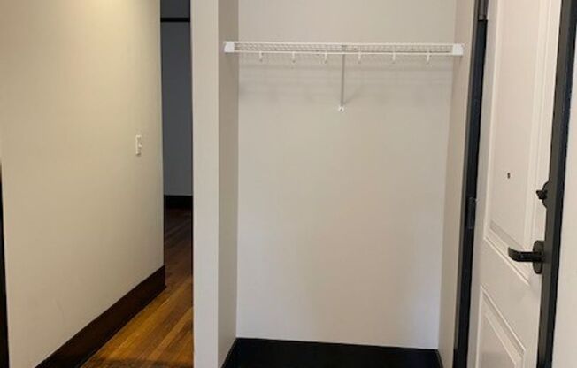 1 bed, 1 bath, 787 sqft, $1,200, Unit Room 005