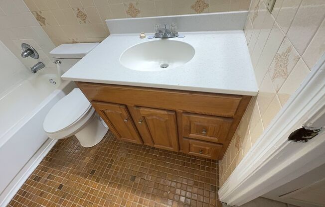 2 beds, 1 bath, 900 sqft, $1,100, Unit 118A NE 41 PL