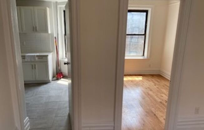 4 beds, 1 bath, $3,870, Unit 4FS