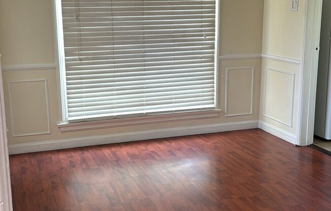 664 W GLENOAKS BLVD