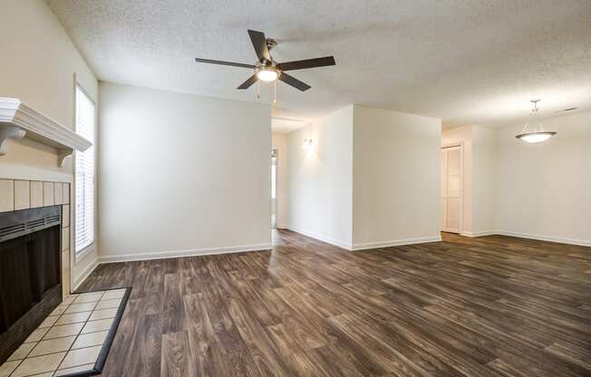 living room with ceiling fan, fireplace, and hardwood-style flooring