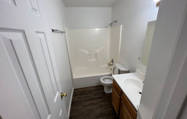 2 beds, 1 bath, $1,000, Unit G