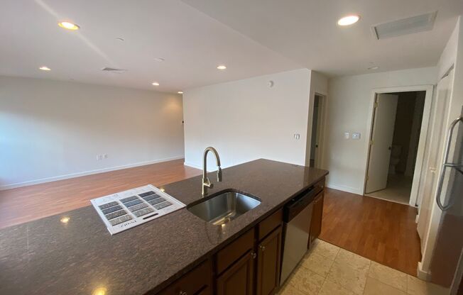 1 bed, 1 bath, 700 sqft, $1,550