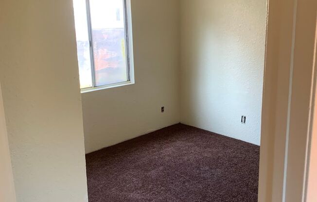 2 beds, 1 bath, 750 sqft, $1,595, Unit Apt 33