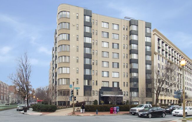 Spectacular Scott Circle Solarium Studio Apartment Close to The White House.