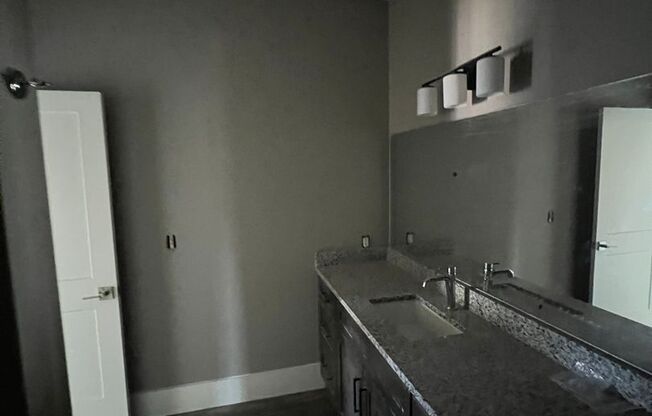 1 bed, 1 bath, 824 sqft, $975, Unit 1211