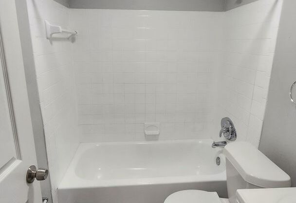 2 beds, 1 bath, 900 sqft, $1,495, Unit 8011