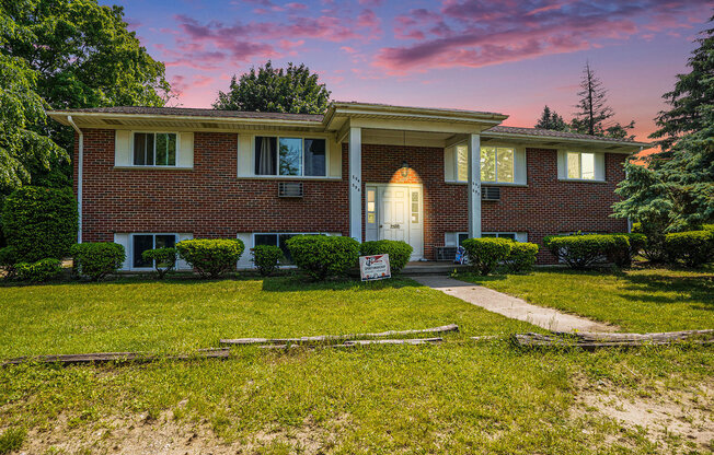 592 54 ST SE