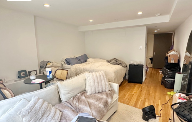 341 W 11 ST