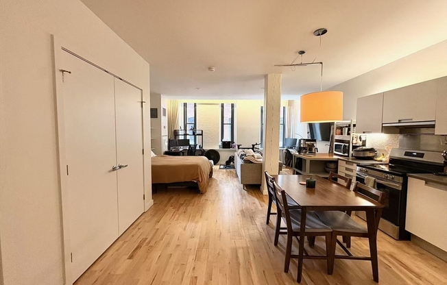 Studio, 1 bath, 641 sqft, $3,500, Unit 210
