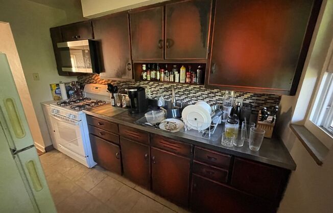 Spacious 1 Bedroom Apartment with Garage Space in the heart of Bellevue!