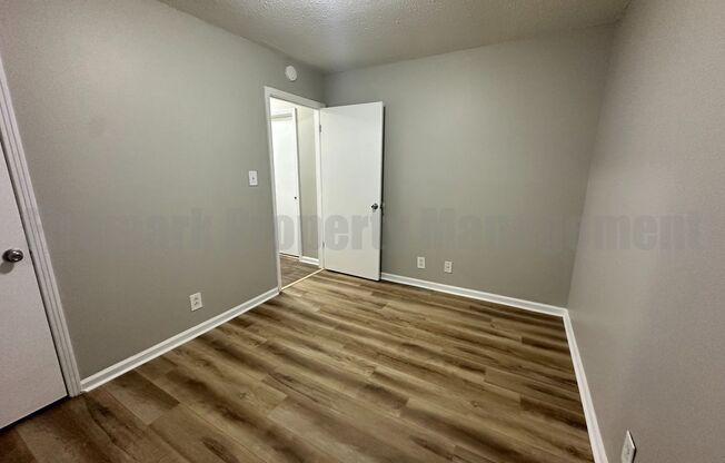 2 beds, 1 bath, 850 sqft, $899, Unit A